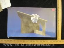 Avon Nativity Collectibles Wooden Stable in Original Box, 1 lb 3 oz