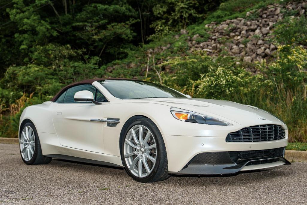 2016 ASTON MARTIN VANQUISH VOLANTE CARBON