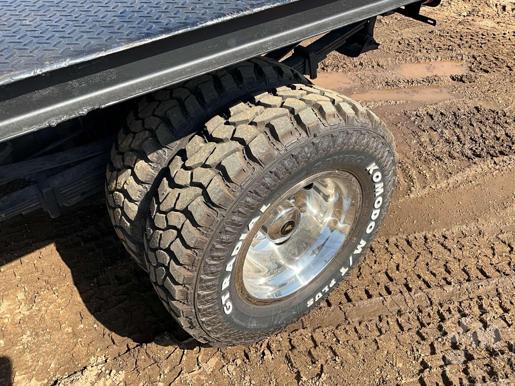 2006 CHEVROLET SILVERADO SINGLE AXLE CREW CAB 4X4 FLATBED TRUCK VIN: 1GCJK33U86F161233