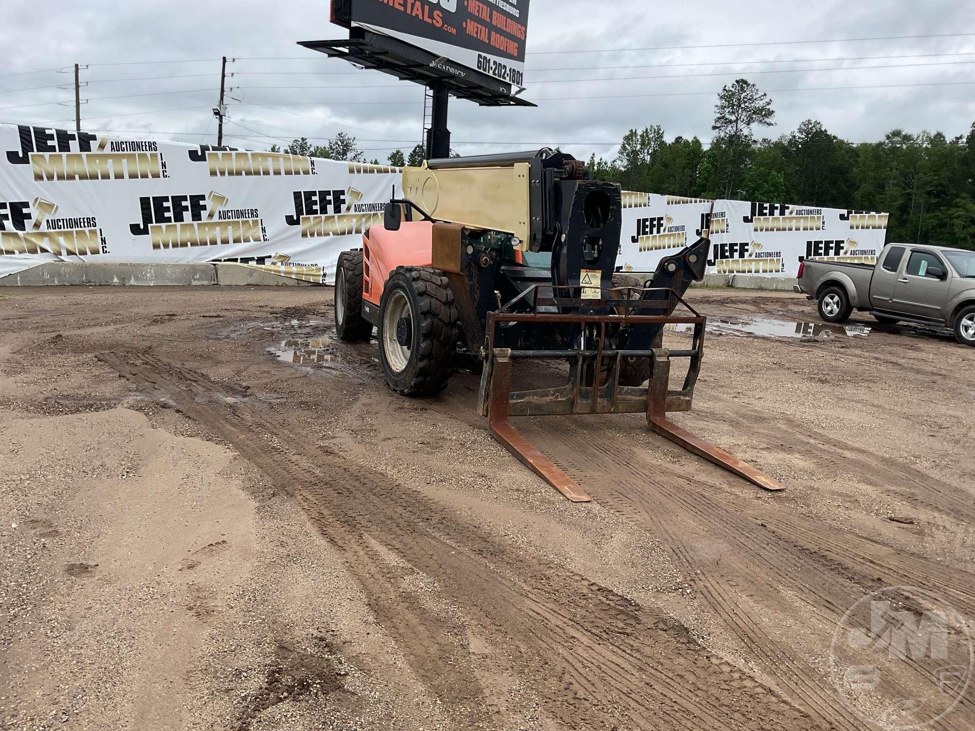 2016 JLG 1055 TELESCOPIC FORKLIFT SN: 0160076572