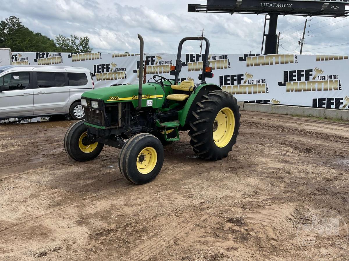 JOHN DEERE 5220 TRACTOR SN: LV5220S122342