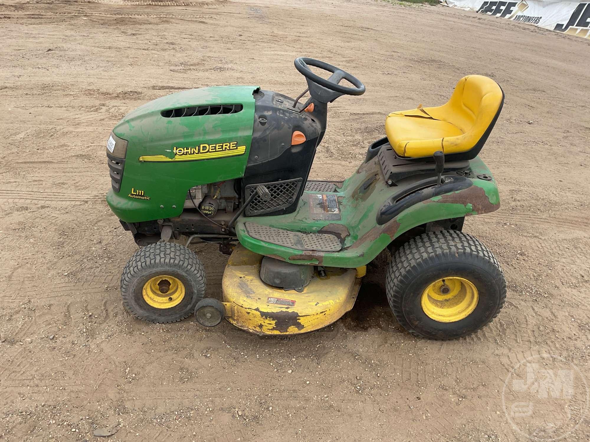 2005 JOHN DEERE LL111A RIDING MOWER SN: GXL111A052775