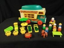 FISHER-PRICE PLAY FAMILY CAMPER WITH ACCESSORIES
