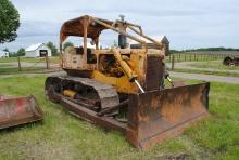 Caterpillar D6B, fully functionable hydraulic tilt blade, 9-1/2' push blade, tracks are 20" wide, 6-