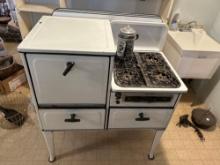 Vintage white enamel cook stove, 4 burners.... Very Nice!!!