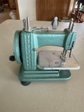 Vintage Betsy Ross mini sewing machine.... Excellent.......Shipping