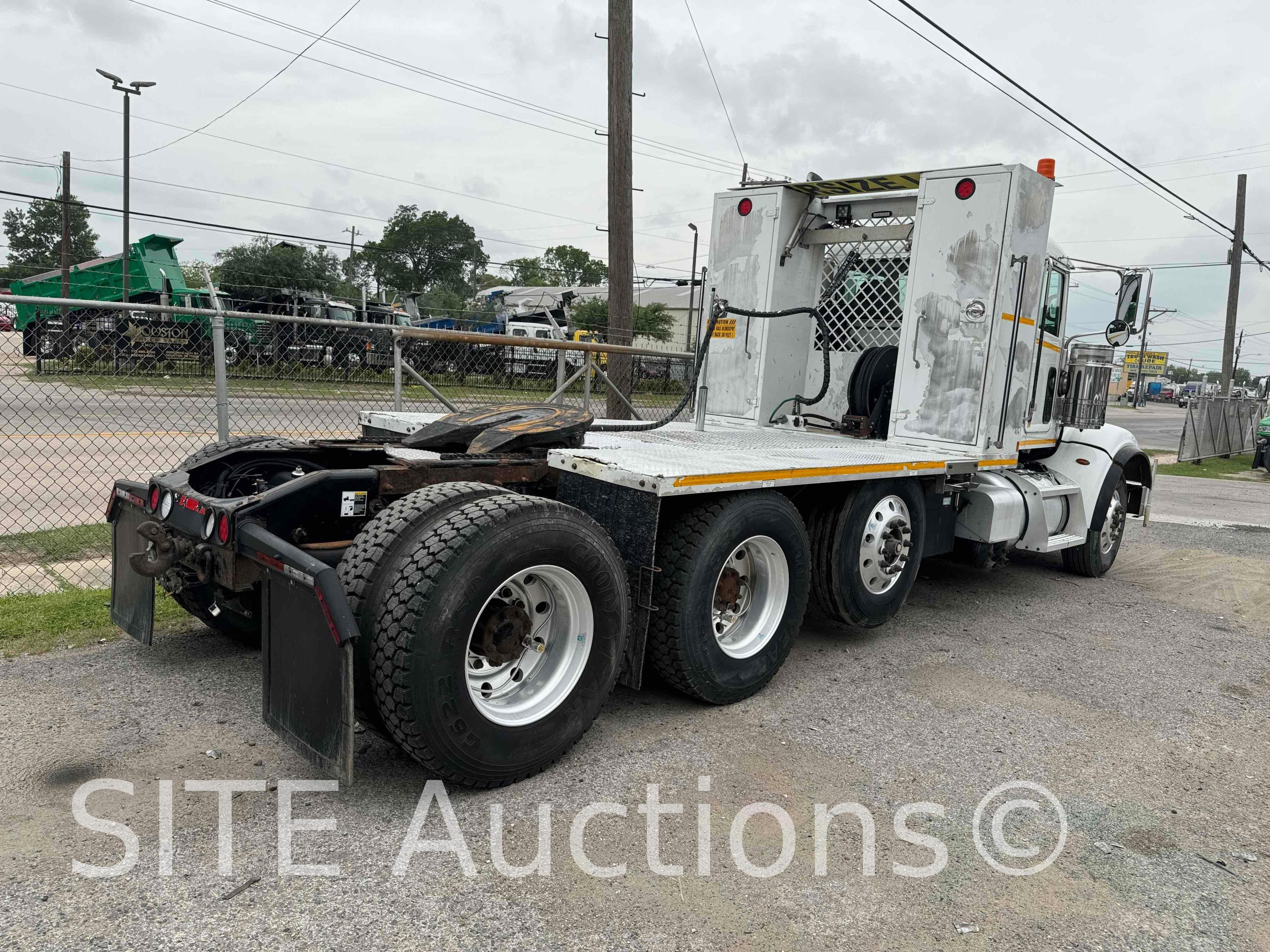 2014 Peterbilt 367 Tri/A Daycab Truck Tractor