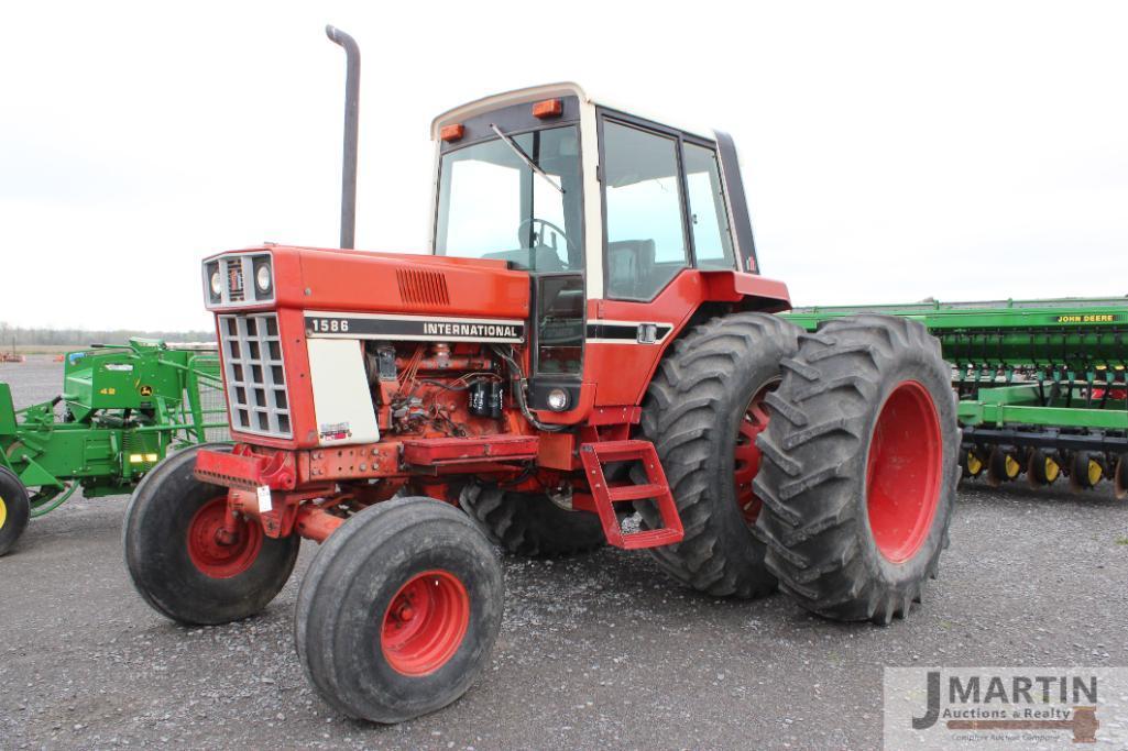 IH 1586 tractor