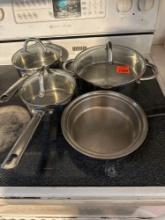 Cooking pans with glass lid. One does not have lid