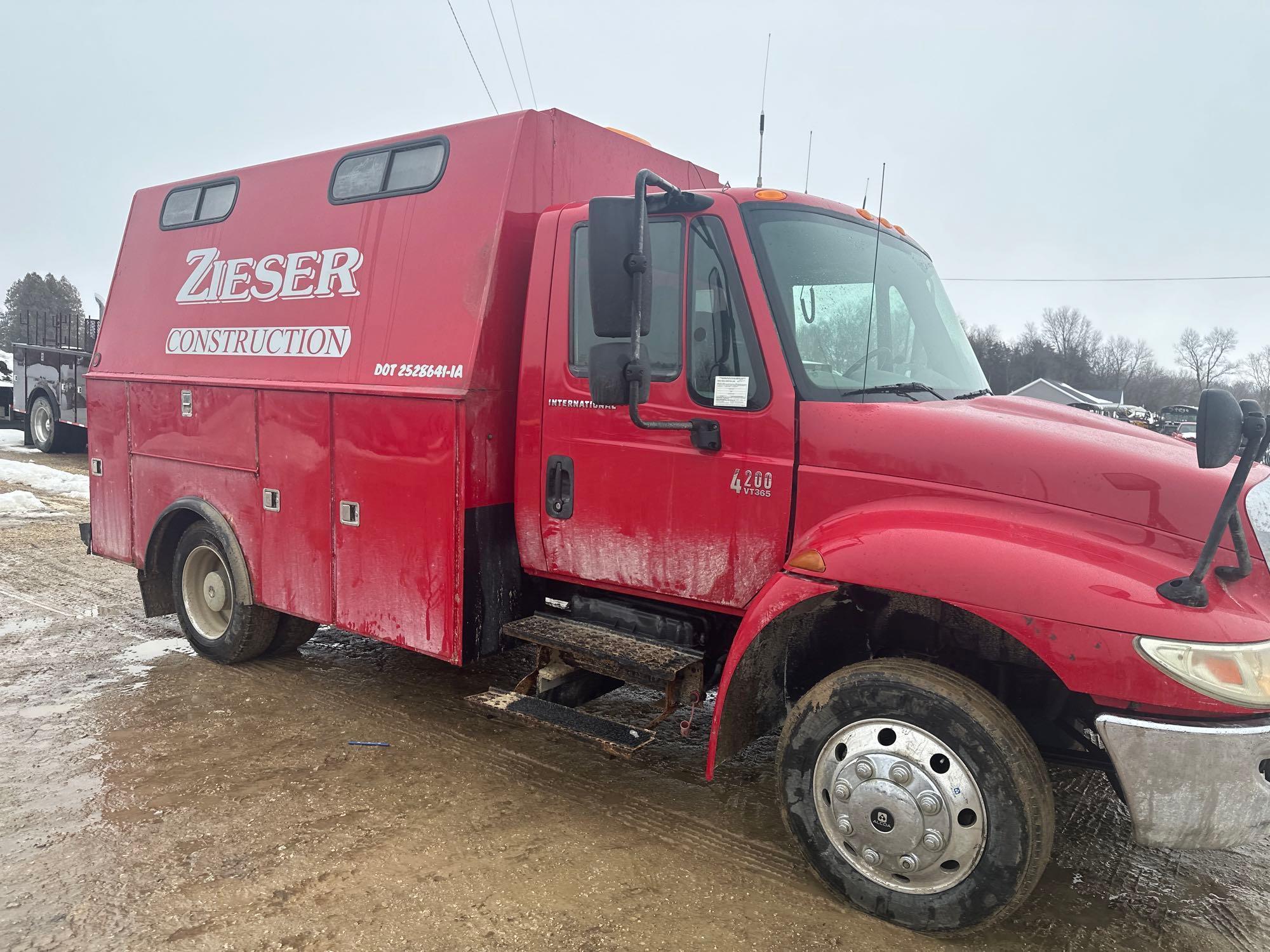 2005 International 4200 VT 365