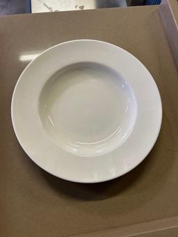 Tuxton 12.75 in. 28 oz. Porcelain Pasta Bowls