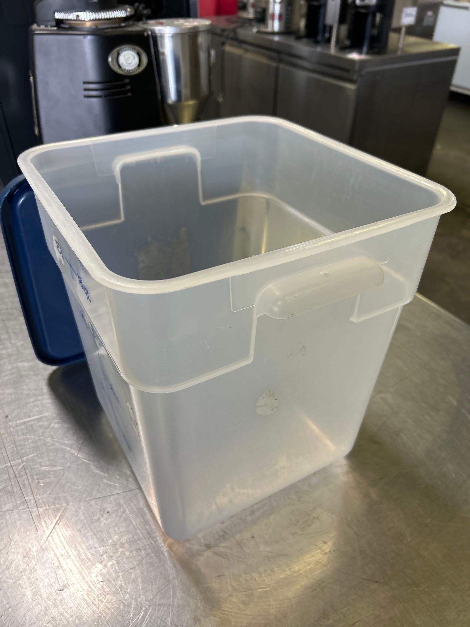 Cambro 18 qt. Semi Square Food Containers with Lids