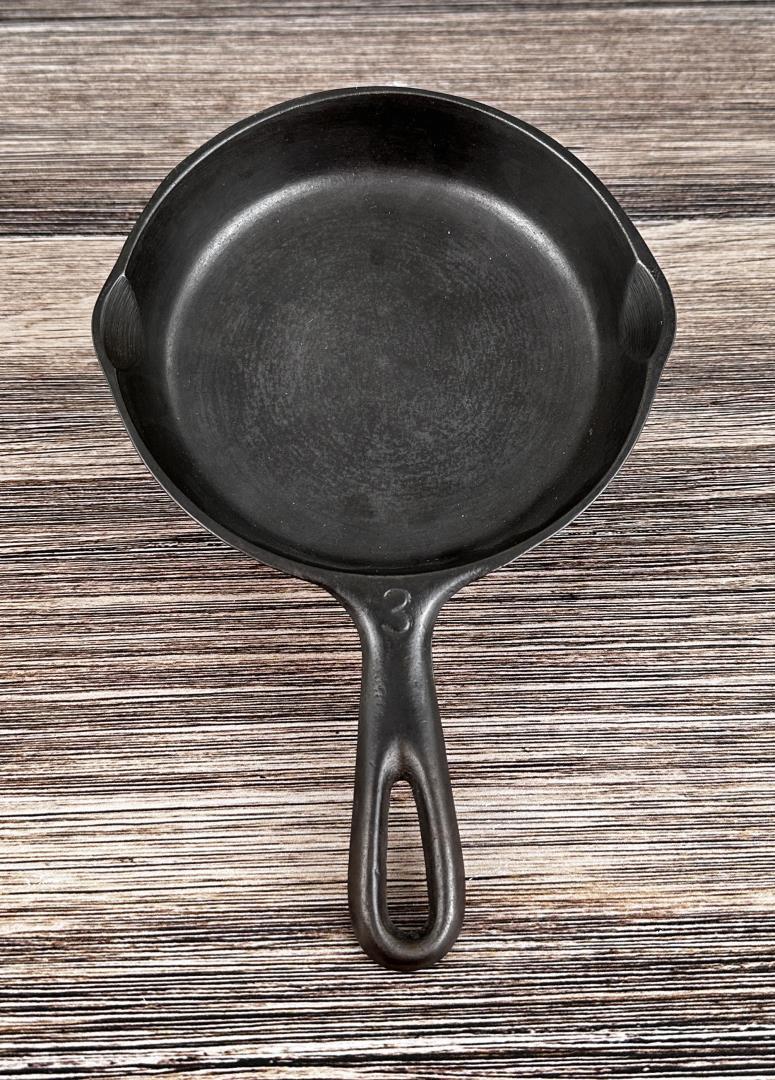 Early Cast Iron #3 Smoke Ring Skillet Pan