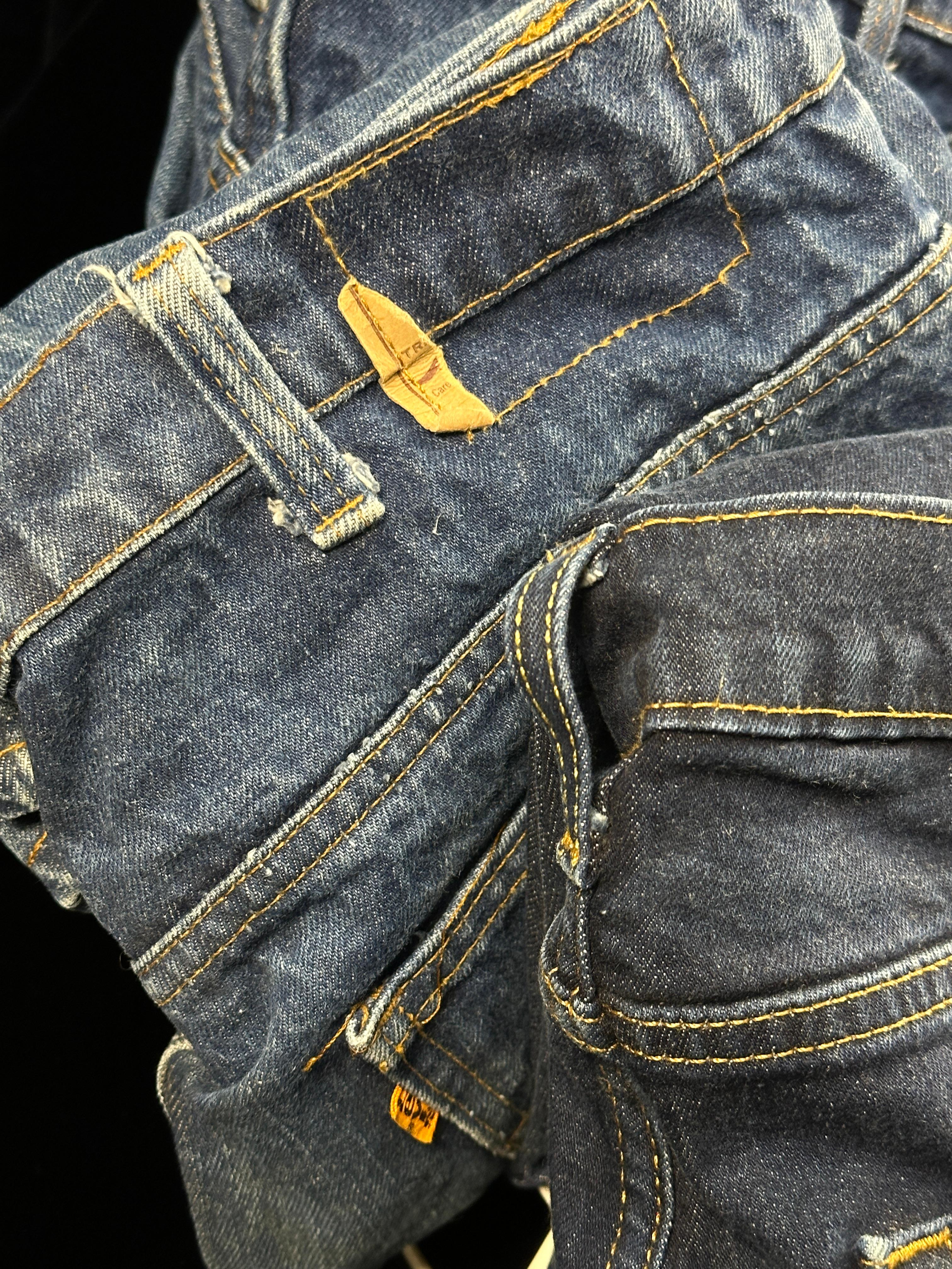 (4) Pairs of LEVIS Jeans