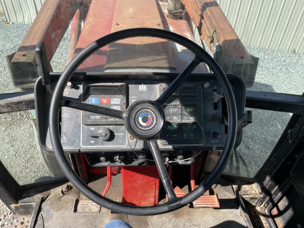 International 896 Tractor