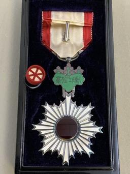WWII JAPANESE ORDER OF RISING SUN 6th CLASS MEDAL WITH BOX