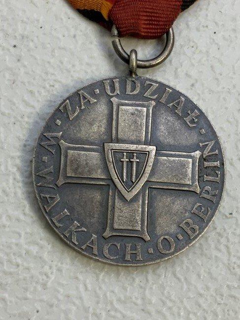 WWII POLAND MEDAL FOR PARTICIPATION IN THE BATTLE OF BERLIN WW2 POLISH