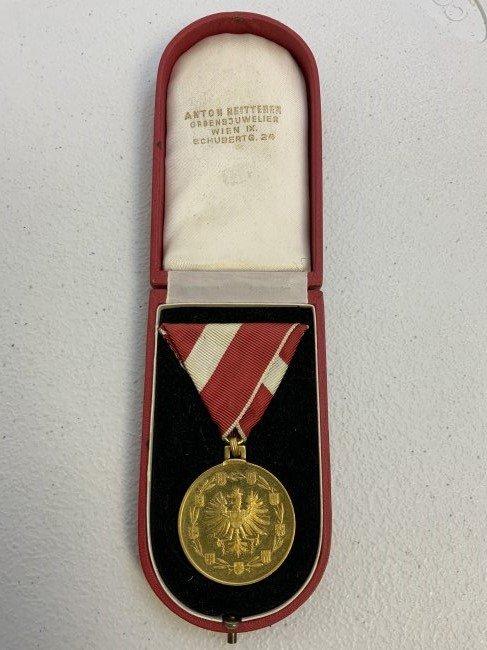 AUSTRIAN FIRST REPUBLIC GOLD MERIT MEDAL WITH ISSUE BOX
