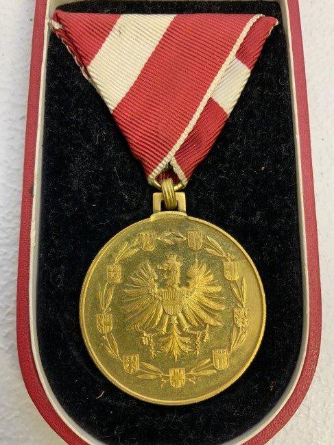 AUSTRIAN FIRST REPUBLIC GOLD MERIT MEDAL WITH ISSUE BOX
