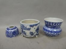 Lot 3 Vintage Chinese Blue & White Porcelain Containers Vase & Pots