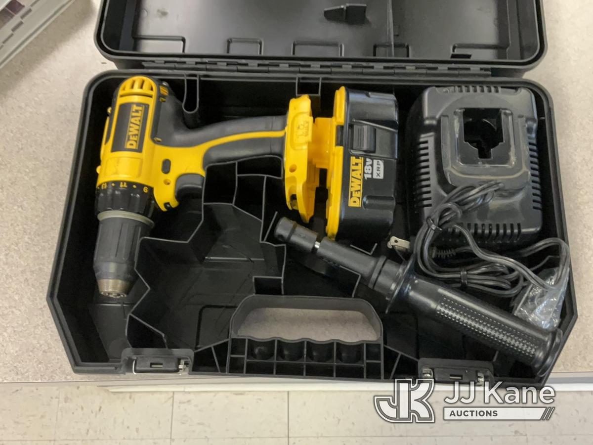 (South Beloit, IL) Dewalt 18v Cordless Drill Driver Operates