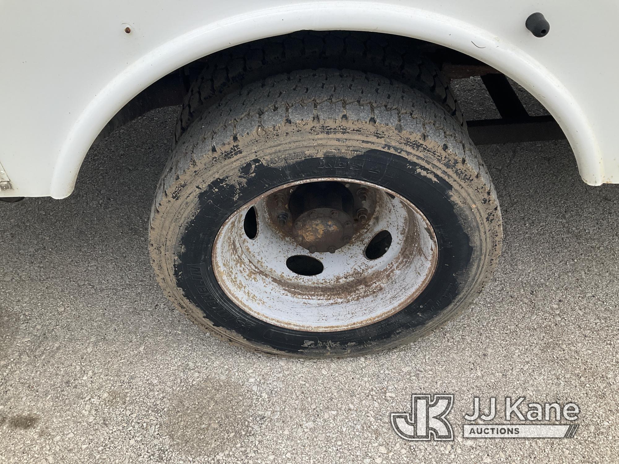 (Kansas City, MO) Altec AT40G, Articulating & Telescopic Bucket mounted behind cab on 2016 Ford F550