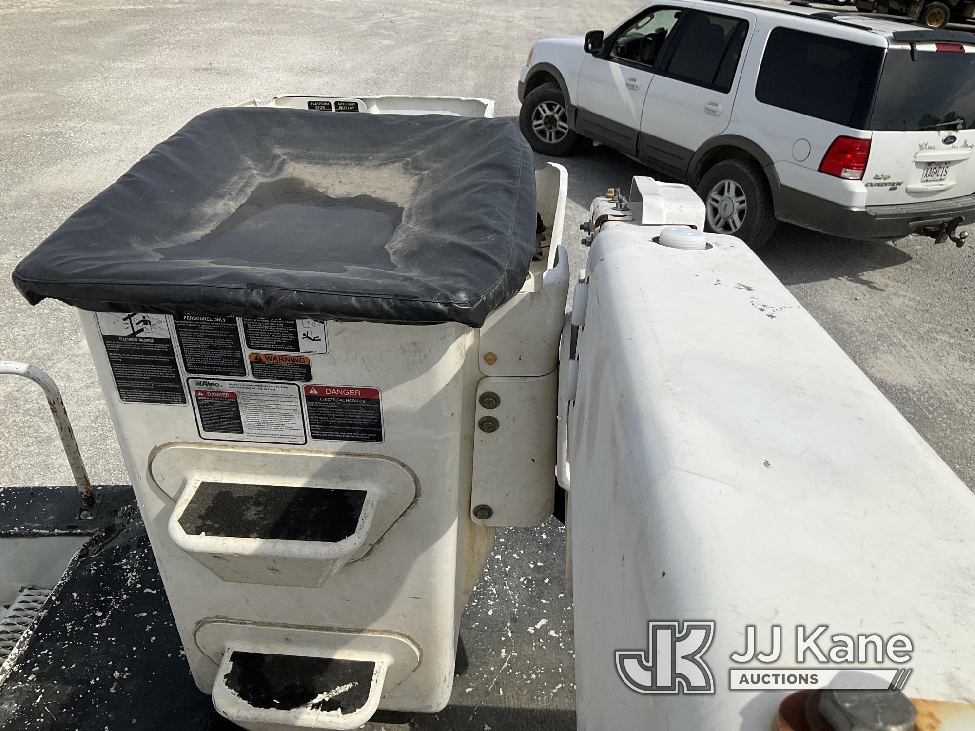 (Hawk Point, MO) Altec AT40G, Telescopic Insulated Bucket Truck mounted behind cab on 2016 Ford F550