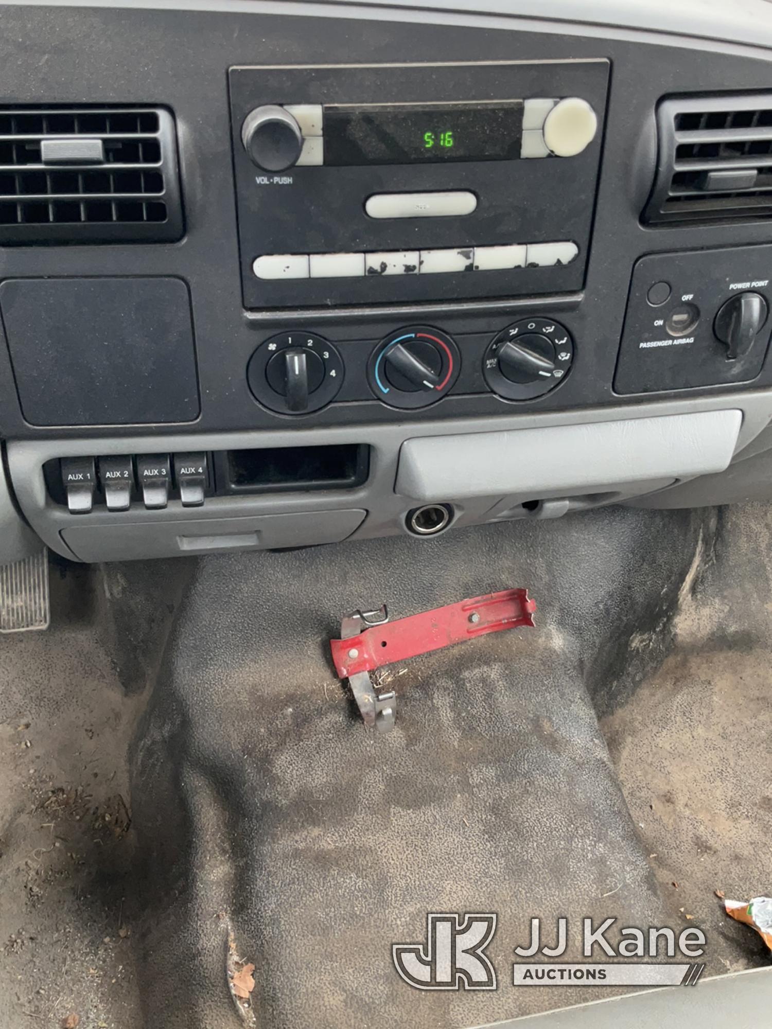 (South Beloit, IL) 2006 Ford F350 Flatbed Truck Runs & Moves) (Check Engine Light Is On, Noisy Exhau