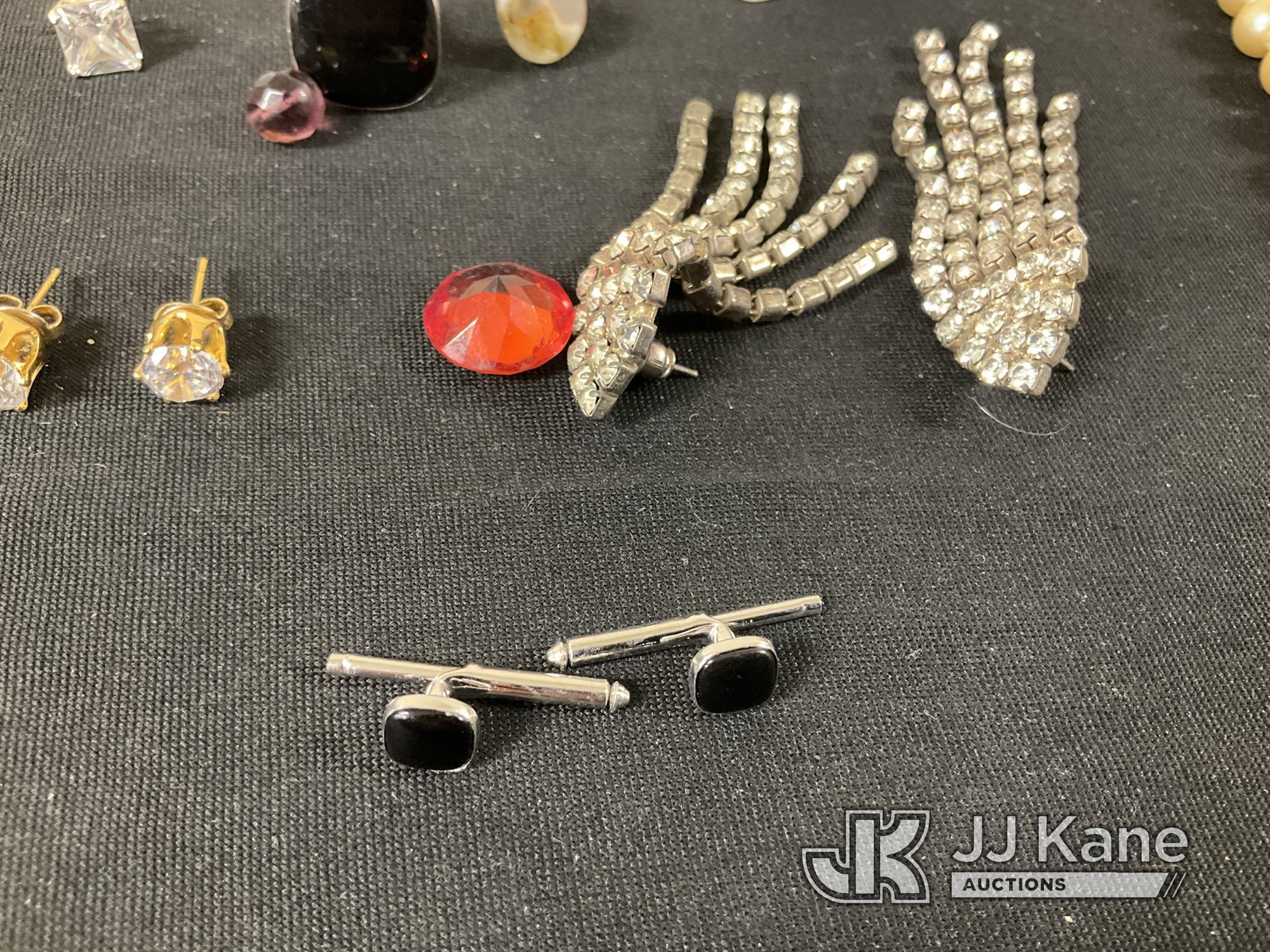 (Jurupa Valley, CA) Jewelry box | empty box I cuffs | earrings | necklace  Used