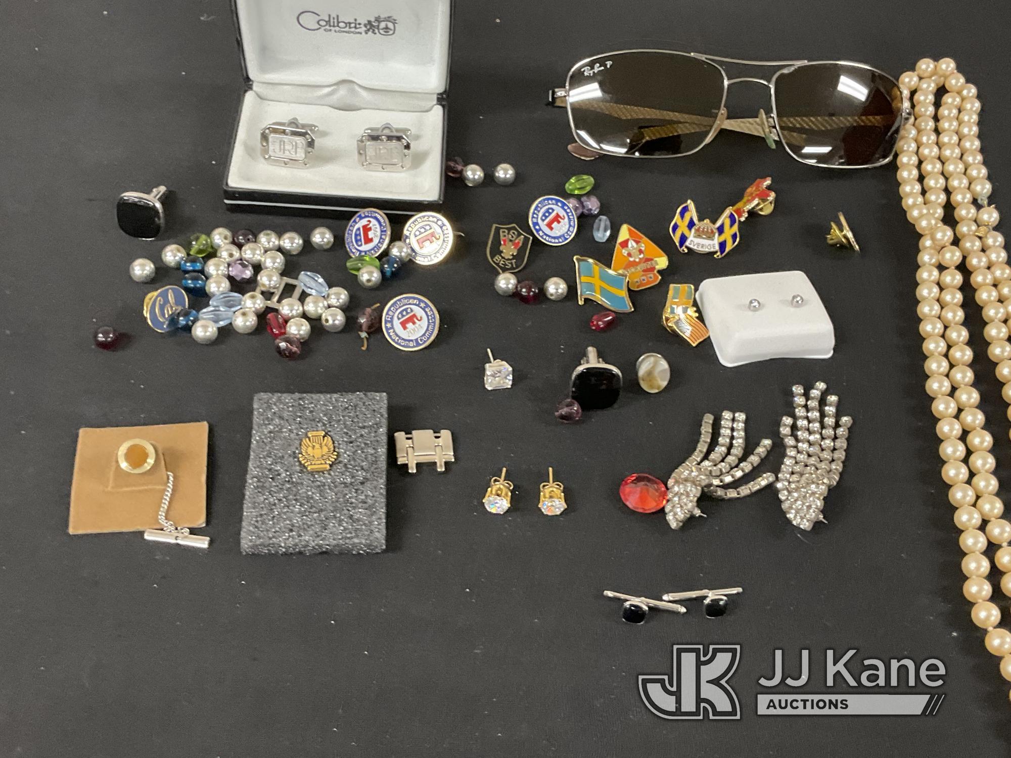 (Jurupa Valley, CA) Jewelry box | empty box I cuffs | earrings | necklace  Used
