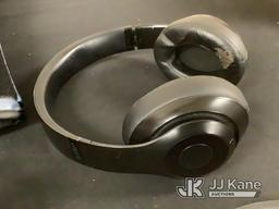 (Jurupa Valley, CA) Boxing gloves | headphones | iPhone possibly locked | book (Used) NOTE: This uni