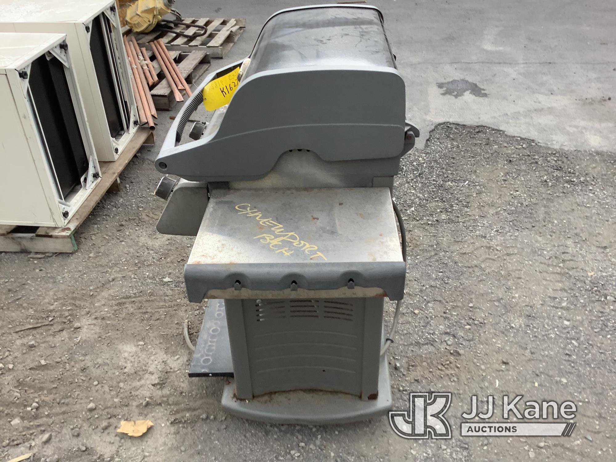 (Jurupa Valley, CA) Weber Grill (Uses ) NOTE: This unit is being sold AS IS/WHERE IS via Timed Aucti
