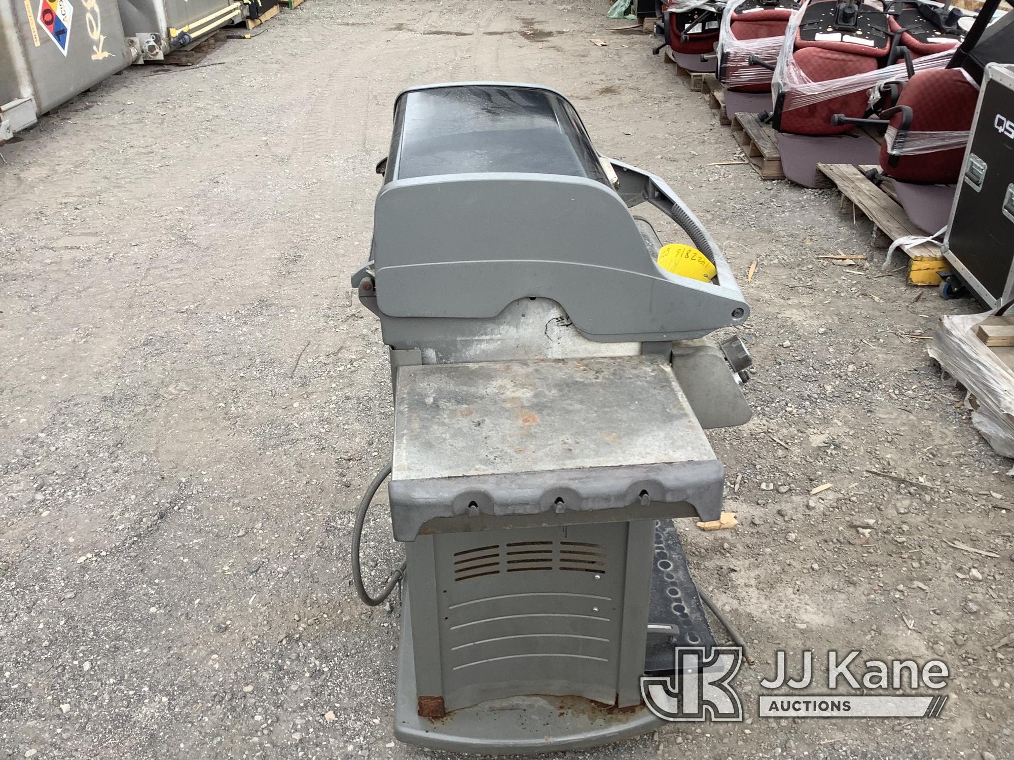 (Jurupa Valley, CA) Weber Grill (Uses ) NOTE: This unit is being sold AS IS/WHERE IS via Timed Aucti