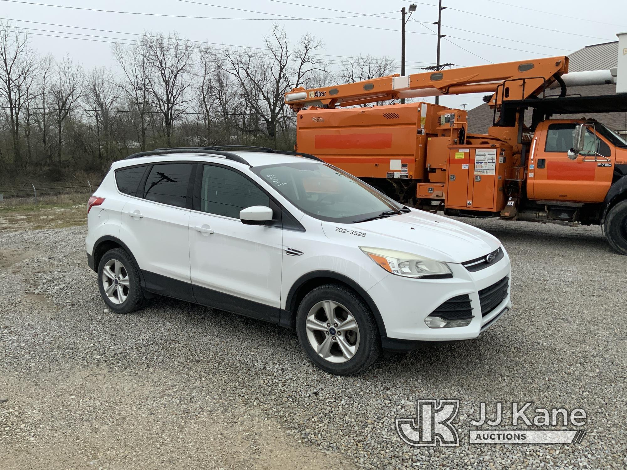 (Fort Wayne, IN) 2013 Ford Escape 4x4 4-Door Sport Utility Vehicle Runs & Moves) (Check Engine Light