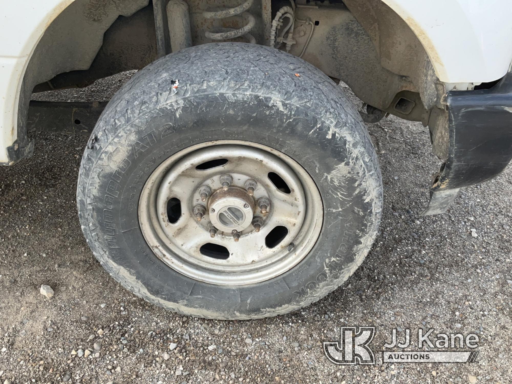 (Charlotte, MI) 2017 Ford F250 4x4 Crew-Cab Pickup Truck Runs & Moves) (Body Damage, Cracked Windshi