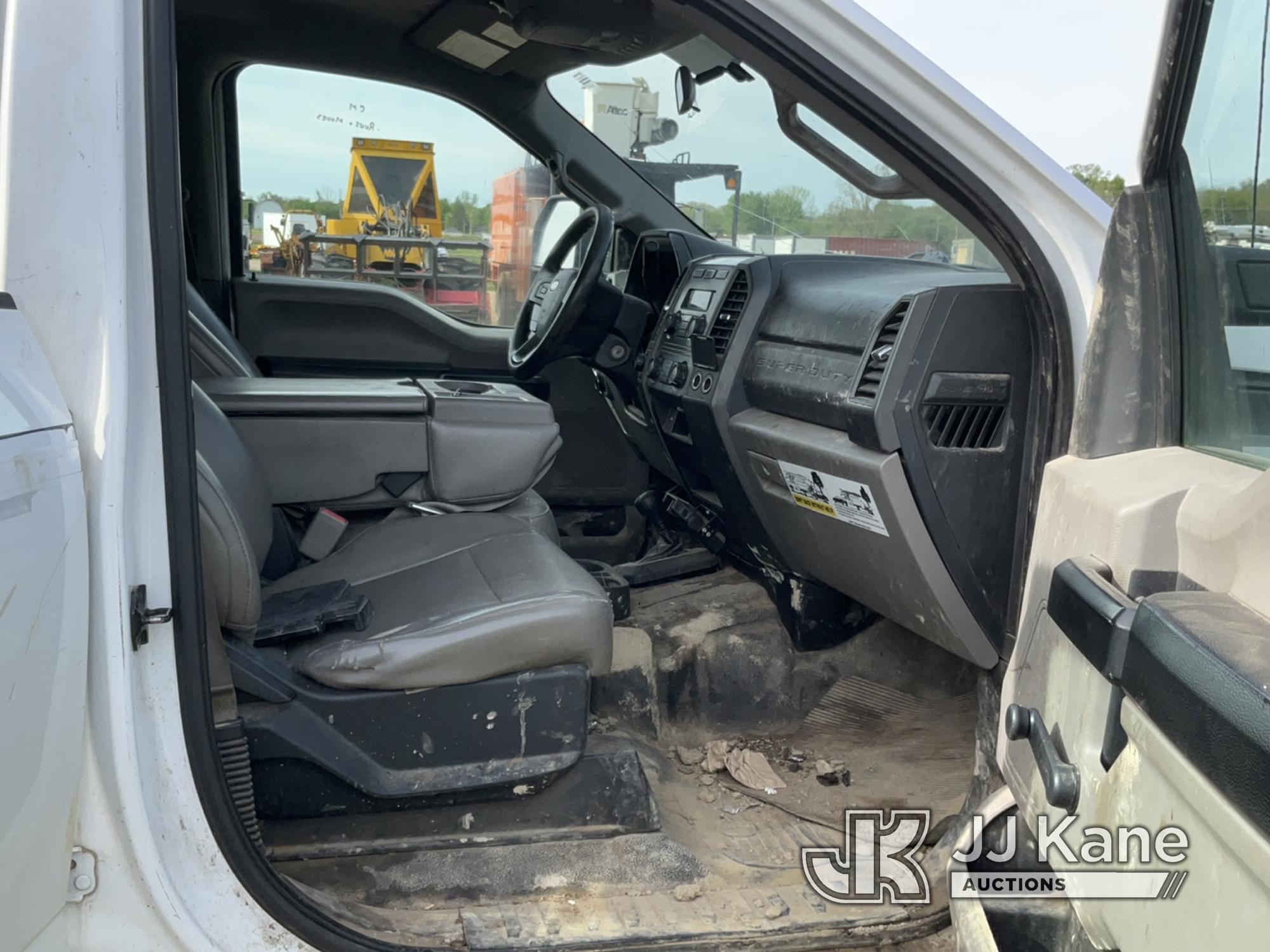 (Charlotte, MI) 2017 Ford F250 4x4 Crew-Cab Pickup Truck Runs & Moves) (Body Damage, Cracked Windshi