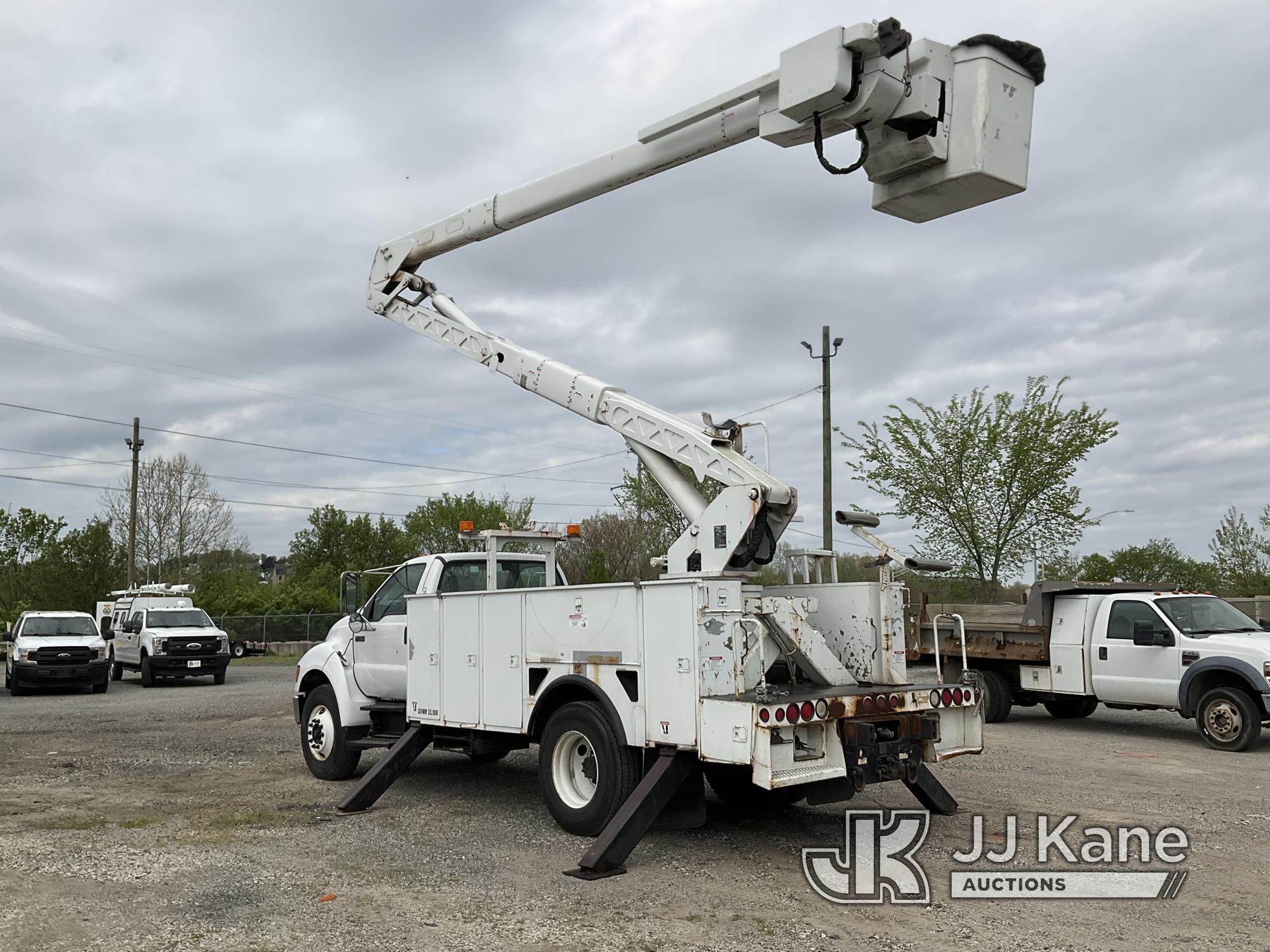 (Plymouth Meeting, PA) Terex/HiRanger HRX55-MH, Material Handling Bucket Truck rear mounted on 2007