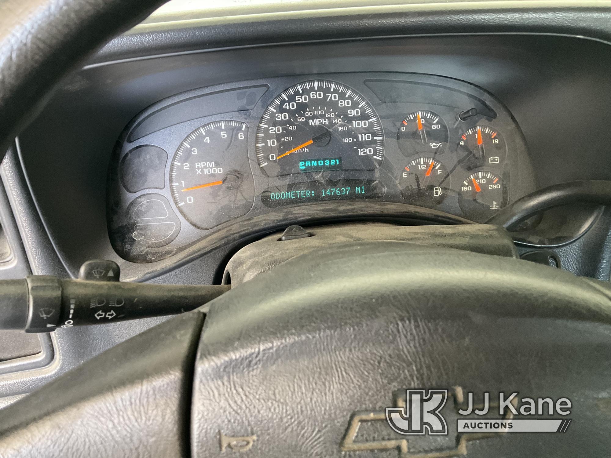 (Jurupa Valley, CA) 2004 Chevrolet Silverado 2500HD Extended-Cab Pickup Truck Runs & Moves, Body Dam