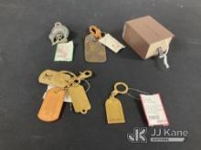 (Jurupa Valley, CA) Keychains | luggage tags | authenticity unknown (Used ) NOTE: This unit is being