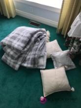 2- blankets/4- pillows