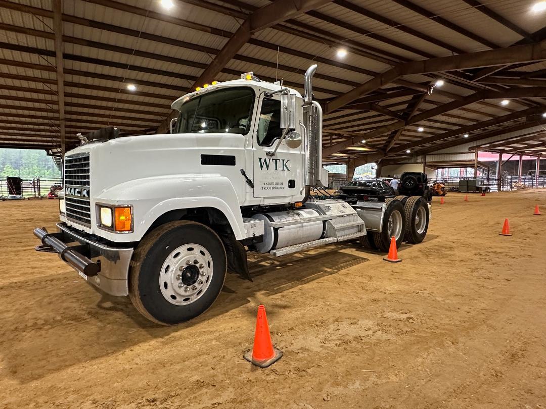 2007 Mack CHN613 Tandem Axle Daycab Truck