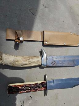 2 hunting knives and sheath