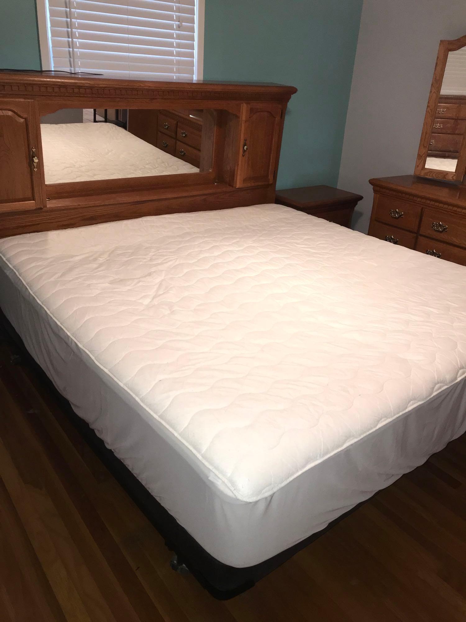 King size bed / headboard/2- dressers/night stand