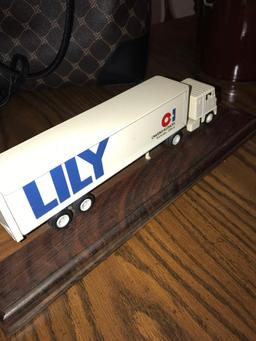 Owens Illinois trailer trailer truck Toledo Ohio /semi truck lily