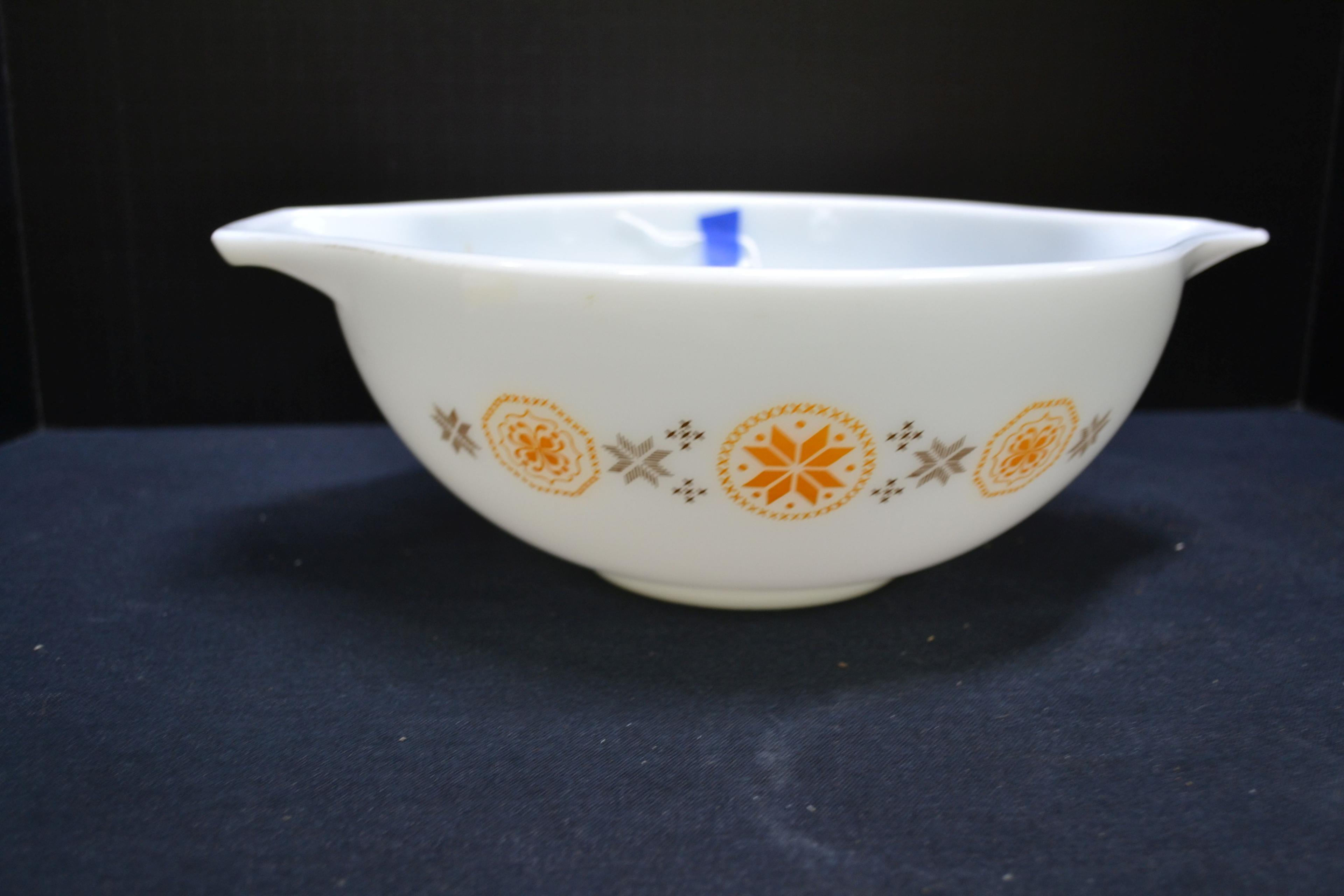 Pyrex Town and Country No. 444 Cinderella Bowl; Mfg. 1972-1978