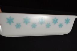 Pyrex Turquoise Snowflake on White No. 575 Space Saver w/Lid; Mfg. 1957-1963; Chip on lid.