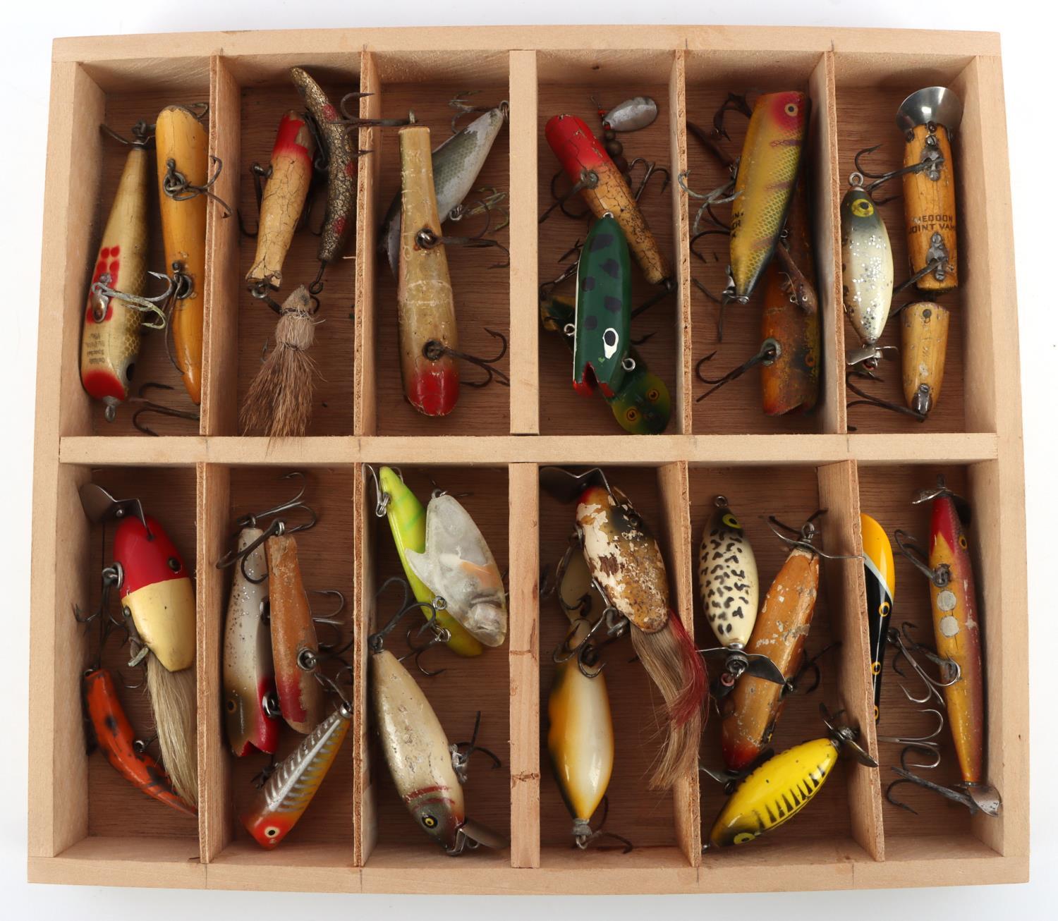 30 ASSORTMENT OF VINTAGE WOODEN FISHING LURES LOT