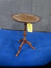 SMALL PEDESTAL TABLE  20 X 14
