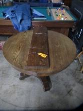 ROUND PEDESTAL  DINING TABLE W/ 2 LEAVES