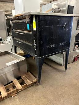 Unmarked 3 Deck Pizza Oven